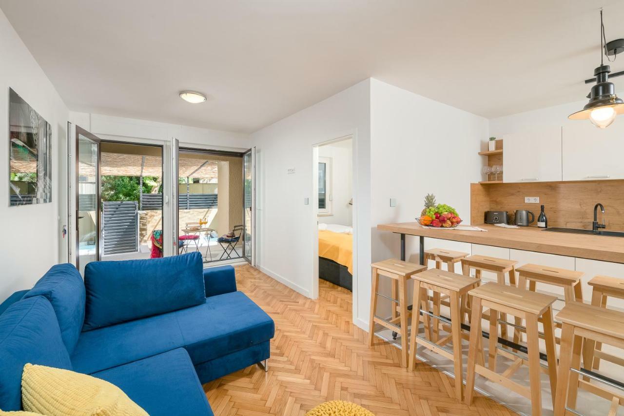 Apartments And Rooms Daisy สปลิท ภายนอก รูปภาพ