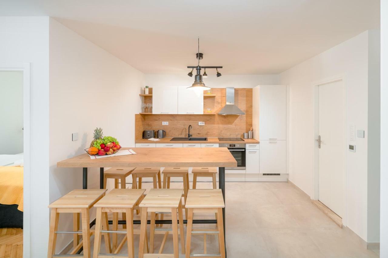 Apartments And Rooms Daisy สปลิท ภายนอก รูปภาพ