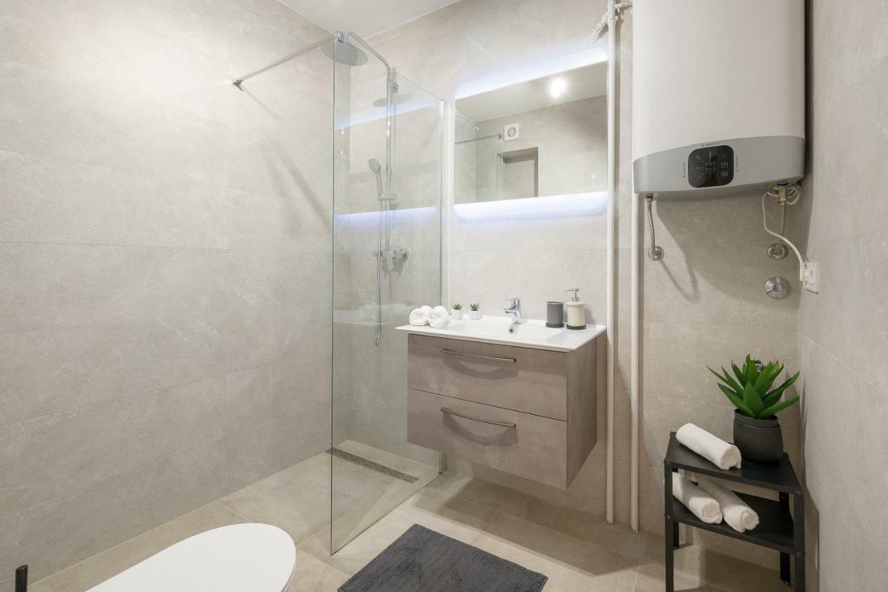 Apartments And Rooms Daisy สปลิท ภายนอก รูปภาพ