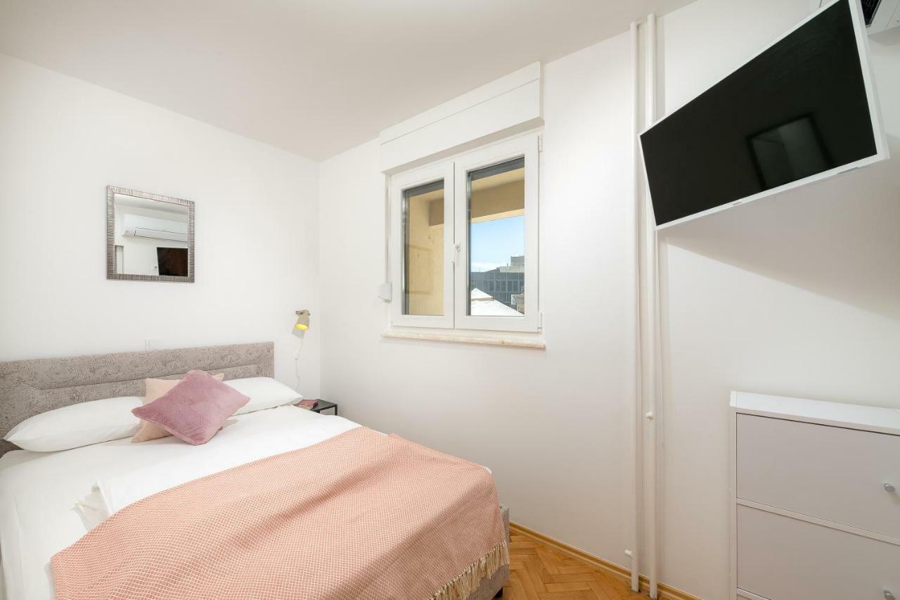 Apartments And Rooms Daisy สปลิท ภายนอก รูปภาพ